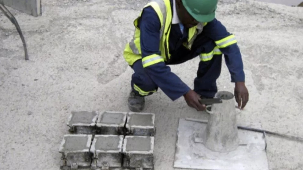 Betonlama sırasında beton laboratuvarı için numune alma